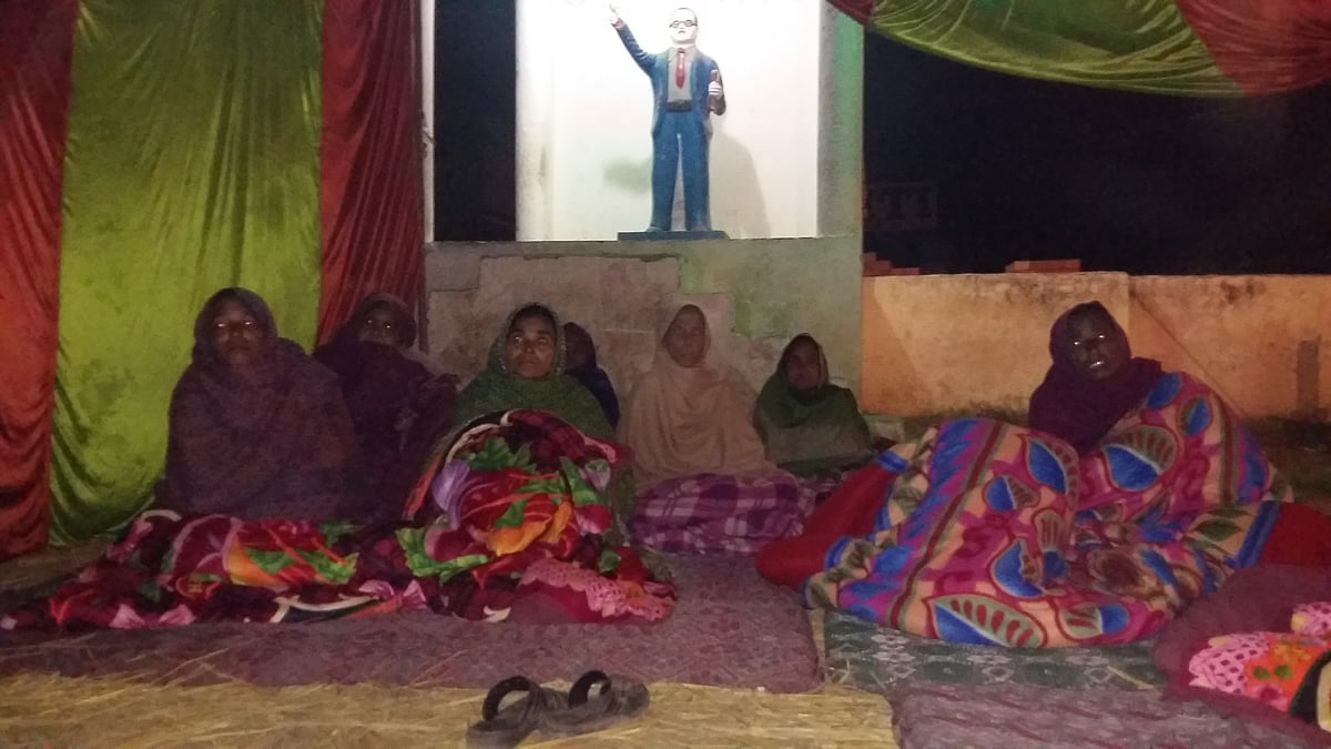 रामनगर में धरने पर बैठी महिलाओं की मांग, चंद्रशेखर पर से रासुका हटेगी या हम मरेंगे 