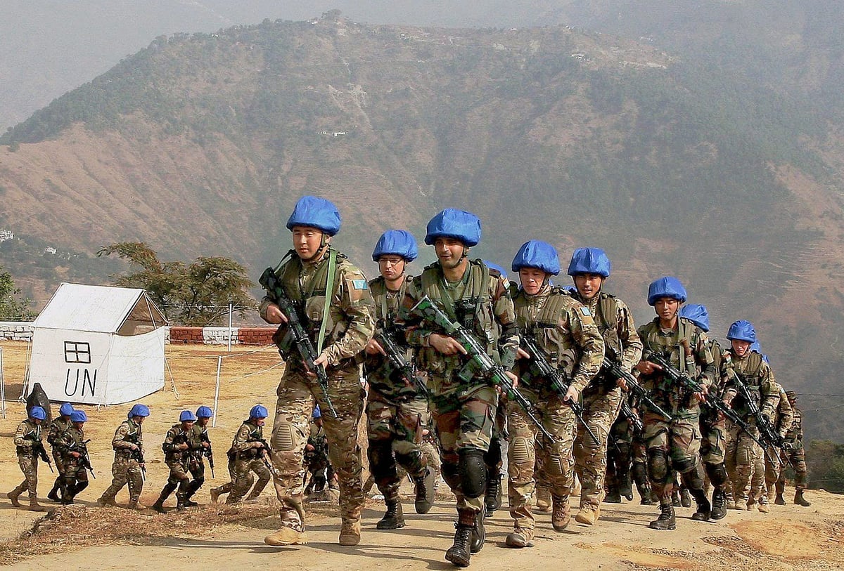 बाल दिवस के रंग और व्हेल को बचाने की कोशिश