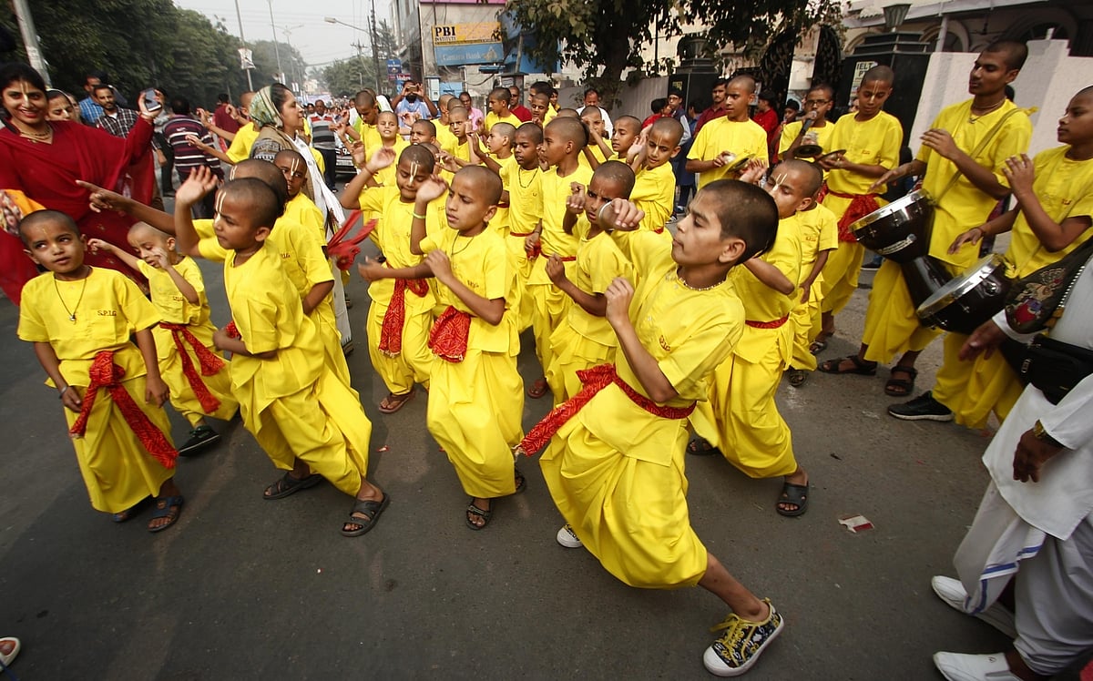 अमृतसर में इस्कॉन द्वारा आयोजित भगवान जगन्नाथ रथ यात्रा के दौरान धार्मिक संगीत और भजन के दौरान नृत्य करते बच्चे 