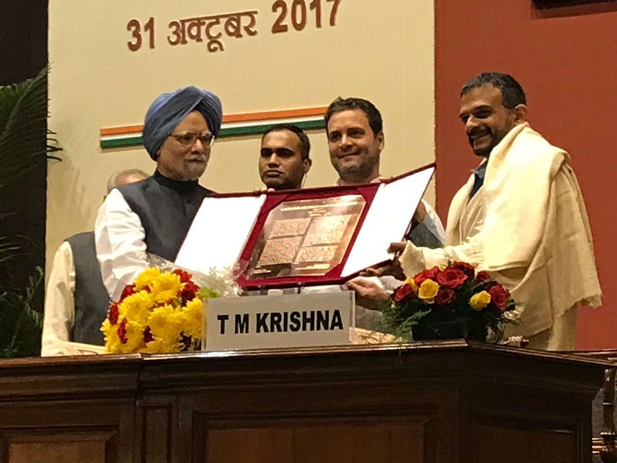 दिल्ली के जवाहर भवन में पूर्व प्रधानमंत्री मनमोहन सिंह और कांग्रेस उपाध्यक्ष राहुल गांधी ने शास्त्रीय गायक और संगीतकार टी एम कृष्णा को इंदिरा गांधी राष्ट्रीय एकता पुरस्कार से नवाजा।