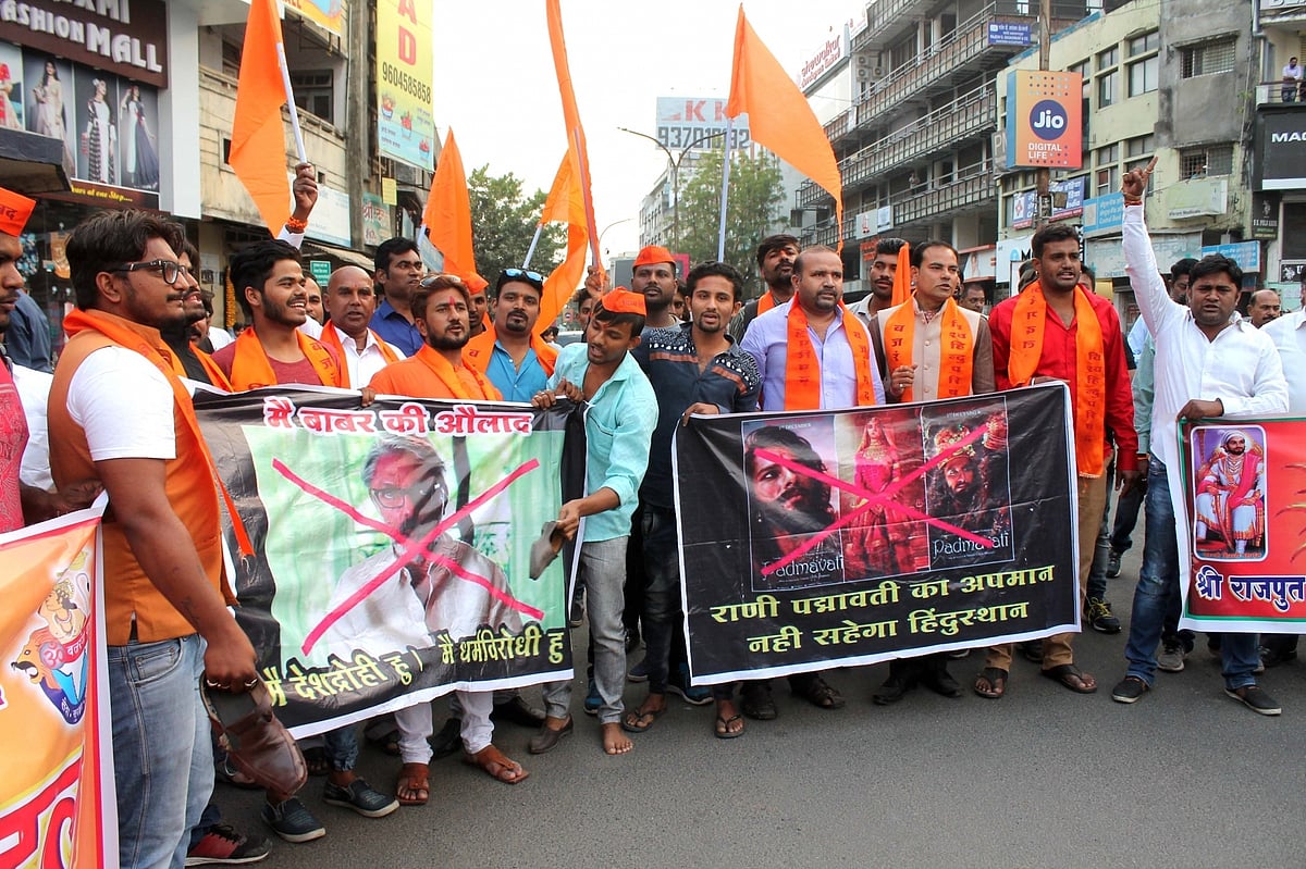‘पद्मावती’ विवाद: कमल हासन आए दीपिका के समर्थन में, धमकी के बाद  माता-पिता के घर के बाहर पुलिस तैनात