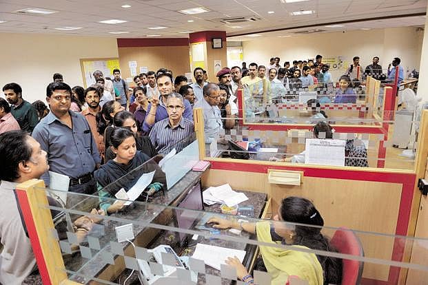 नोटबंदी त्रासदी का एक वर्ष : बैंक कर्मचारियों ने भुगता है दर्द, अभी तक नहीं मिला है ओवरटाइम का पैसा