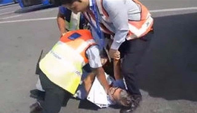 इंडिगो एयरलाइंस के कर्मचारी ने यात्री से की मारपीट, वीडियो वायरल, प्रबंधन ने मांगी माफी