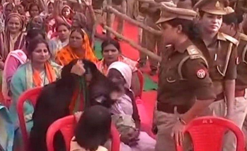 मुस्लिम महिलाओं को शक की निगाह से देखती है बीजेपी, चुनाव आयोग से की बुर्केवाली महिलाओं पर नजर रखने की मांग