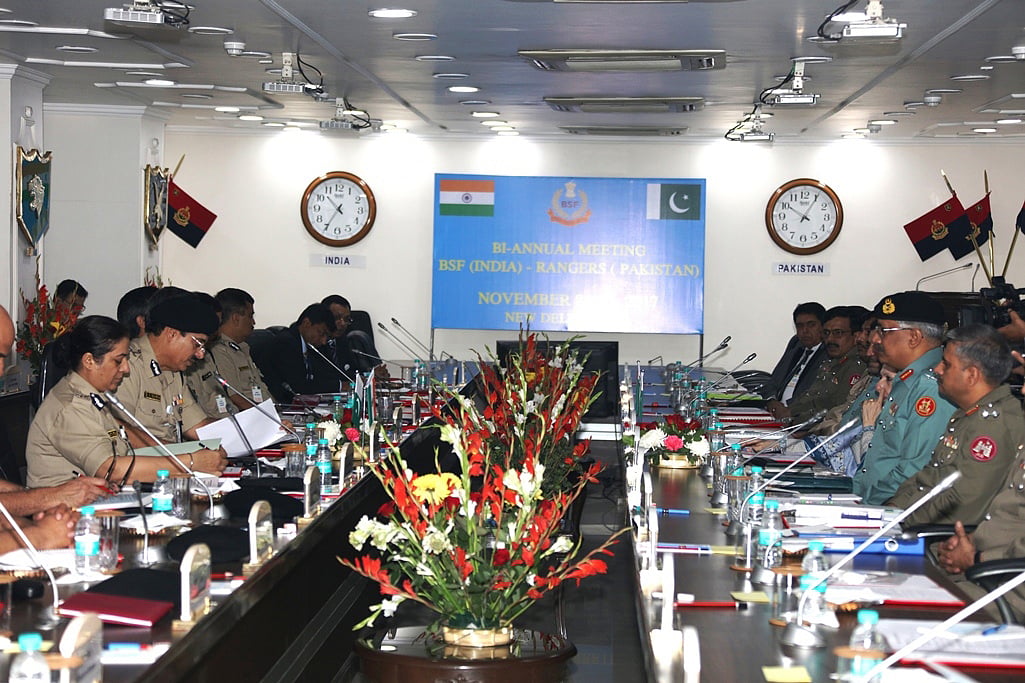 नई दिल्ली में सीमा सुरक्षा बल (बीएसएफ) मुख्यालय में महानिदेशक स्तर की वार्ता के दौरान बीएसएफ और पाकिस्तानी रेंजर्स के अधिकारी