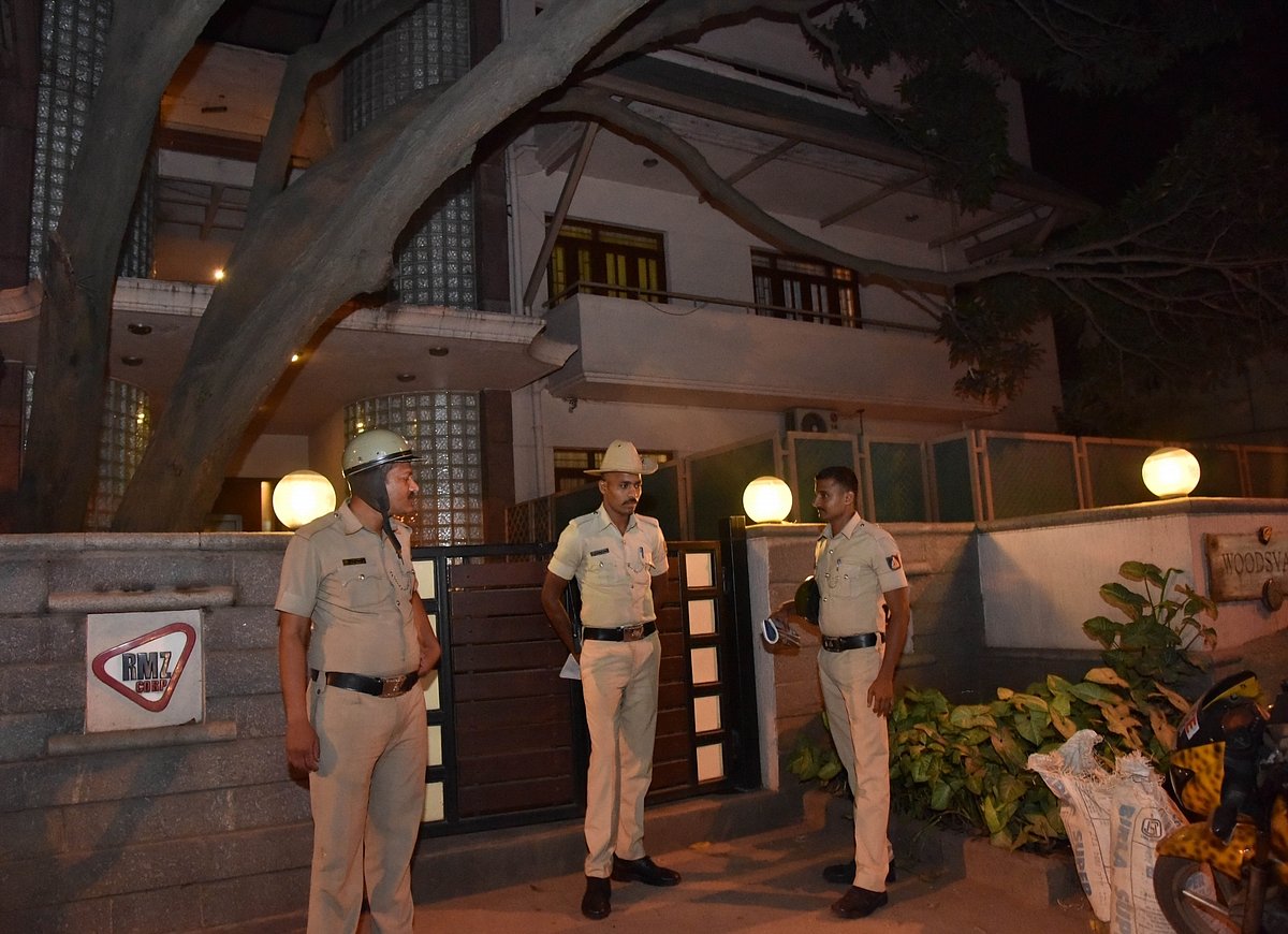दीपिका पादुकोण के माता-पिता के बेंगलुरु स्थित घर के बाहर पुलिसकर्मी/ फोटो: