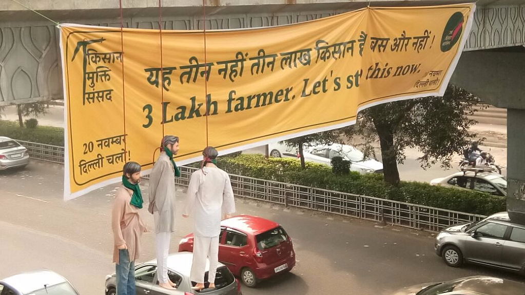दिल्ली के फ्लाईओवर पर किसान मुक्ति संसद के लिए टंगी किसानों की आत्महत्या की समस्या को दर्शाती हुई मानव आकृतियां।&nbsp;