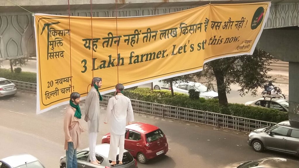 दिल्ली के फ्लाईओवर पर किसान मुक्ति संसद के लिए टंगी किसानों की आत्महत्या की समस्या को दर्शाती हुई मानव आकृतियां।&nbsp;