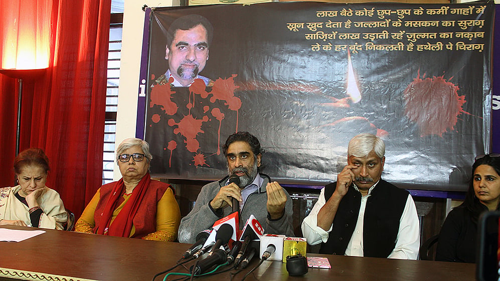 प्रेस कांफ्रेंस को संबधित करते कैरावन पत्रिका के राजनीतिक संपादक हरतोष बल और सामाजिक कार्यकर्ता/ फोटो: नवजीवन&nbsp;