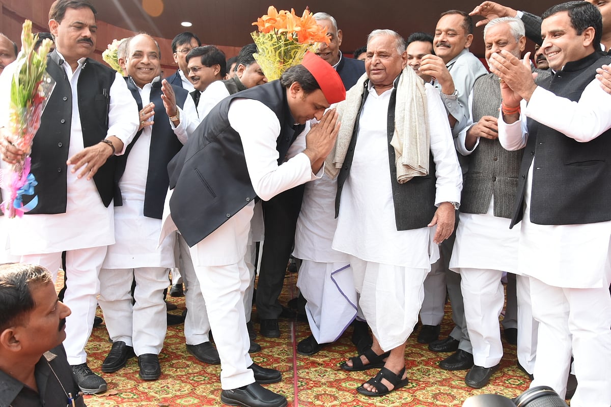 तस्वीरों में जीवन, विरोध की आवाजें हक की मांग...ऐसा रहा 22 नवंबर 2017
