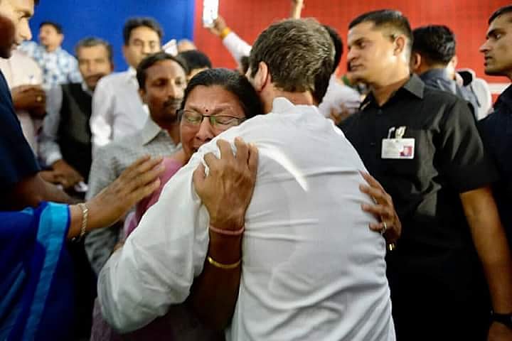गुजरात सरकार की शिक्षा नीतियों से परेशान शिक्षिका की व्यथा सुन भावुक हुए राहुल, मंच से उतरकर लगाया गले