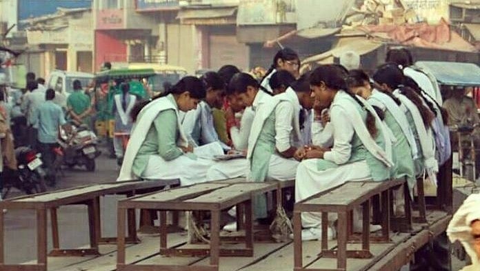 शामली में बेटियों को नहीं सर उठाकर चलने की इजाजत