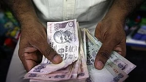 नोटबंदीः एक साल में डिजिटल पेमेंट के शोर-शराबे के बीच नकद पर लौटा बाजार