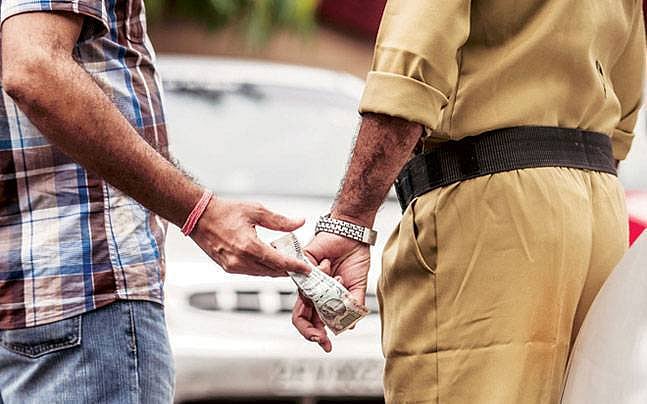 भ्रष्टाचार मुक्त भारत का नारा झूठा : सर्वे से खुलासा, अब भी रिश्वत देता है इंडिया