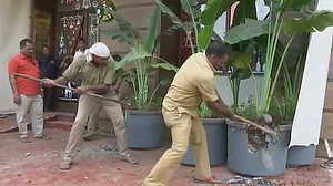 कमला मिल हादसे के बाद हरकत में आई बीएमसी, 4 होटलों के अवैध हिस्से पर चला बुलडोजर