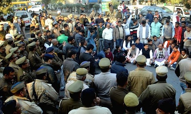 गाजियाबाद में युवक-युवती ने परिजनों की रजामंदी से की शादी, बीजेपी कार्यकर्ताओं ने ‘लव जिहाद’ के नाम पर किया हंगामा