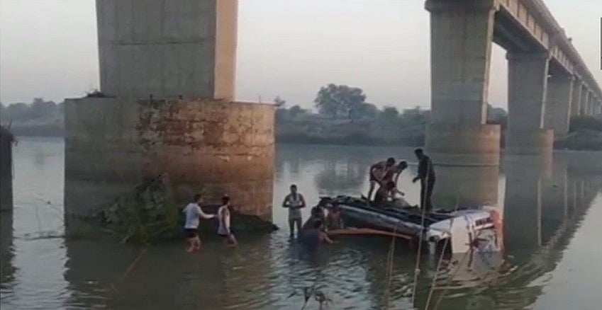 राजस्थान: सवाई माधोपुर में यात्रियों से भरी बस बनास नदी में गिरी, 30 लोगों की मौत 
