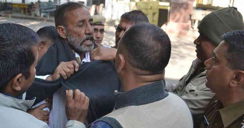 राजस्थान पुलिस के रवैये से तंग शख्स की कोर्ट परिसर में आत्महाद की कोशिश, मंत्री के बेटों ने उनके बेटे पर किया था जानलेवा हमला 