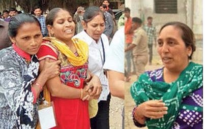  शहीद के परिवार का फिर अपमान:  मोदी की रैली में पहुंची शहीद की मां को लिया हिरासत में, बहन को खींचकर निकाला गया 
