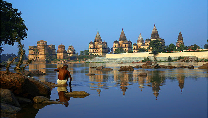 एमपी के सीएम शिवराज ने तोड़ी हिंदू धर्म की परंपरा, ओरछा मंदिर में दरवाजे बंद कर की पूजा, तस्वीरें ट्विटर पर डालीं