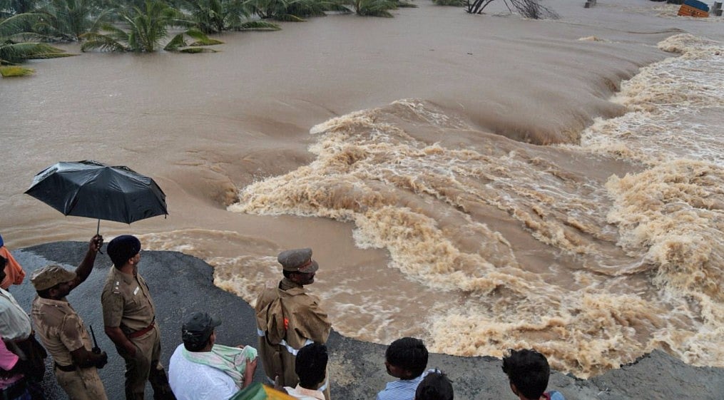दक्षिण भारत में तबाही मचाने के बाद ‘ओखी’ तुफान के मुंबई और गुजरात पहुंचने का खतरा