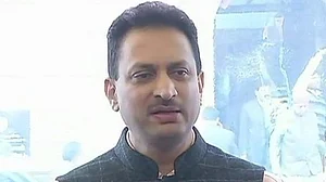 संसद में लगातार हंगामे के बीच अनंत हेगड़े ने मांगी माफी, संविधान बदलने को लेकर दिया था विवादित बयान