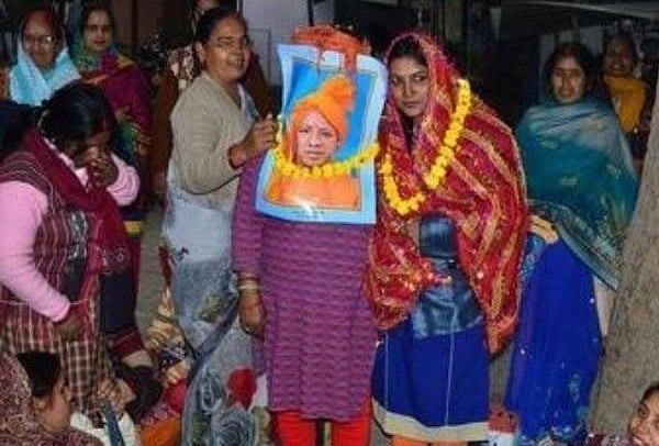 योगी आदित्यनाथ की  फोटो से सांकेतिक विवाह पड़ा मंहगा, देशद्रोह के आरोप में महिला को जेल