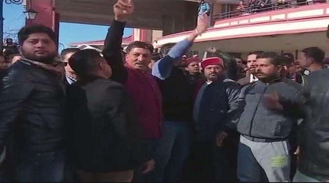 हिमाचल में सीएम को चुनना बना बीजेपी का  सरदर्द, केंद्रीय पर्यवेक्षकों के सामने भिड़े धूमल और ठाकुर समर्थक 