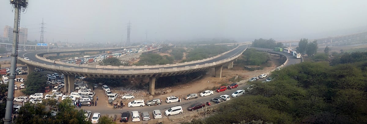 दिल्ली का सिग्नेचर ब्रिज और बर्फ के पहाड़ पर चढ़ाई, देखें 4 जनवरी की कुछ दिलचस्प तस्वीरें
