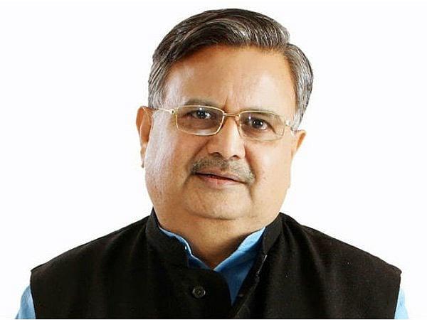 छतीसगढ़: रमन सिंह के राज में ठंड में ठिठुर रहे हैं गरीब, पीएम आवास योजना के पैसे से घर बनवा रहे हैं दबंग