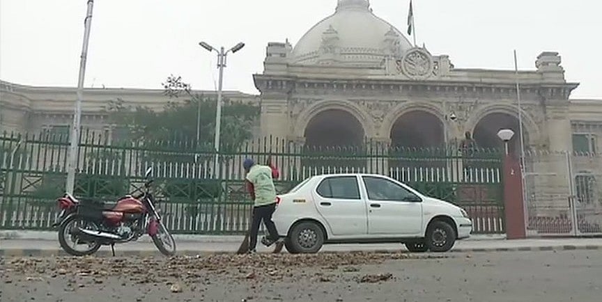 यूपी में आलू पैदा करने वाले किसानों का हाल बेहाल, सीएम योगी के घर बाहर किसानों ने फेंके आलू 
