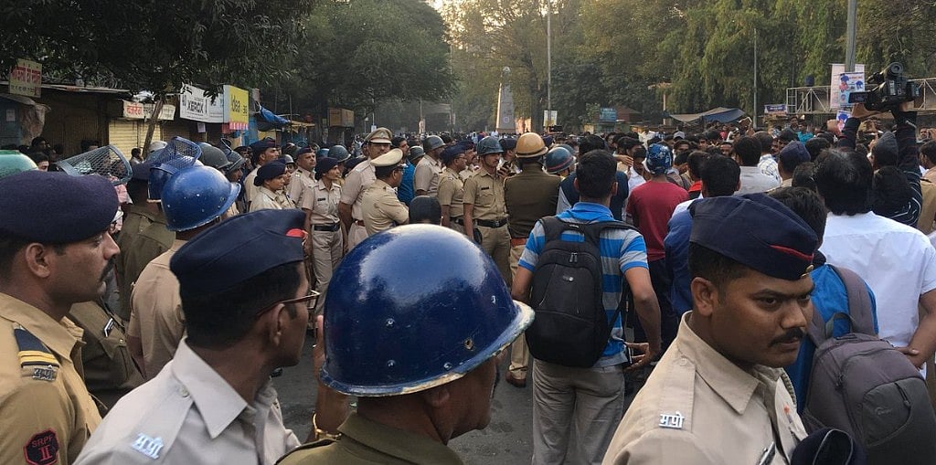 दलित संघर्ष को हिंसा के जरिये दबाने और बदनाम करने की कोशिश में जुटी हैं भगवा ताकतें  