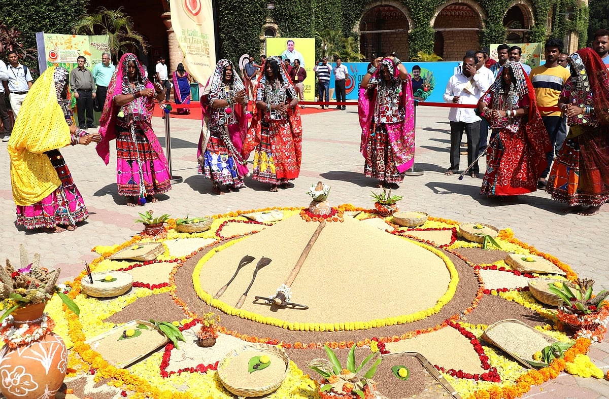 30 फुट के बाहुबलि बुद्ध और विमान को जल सलामी