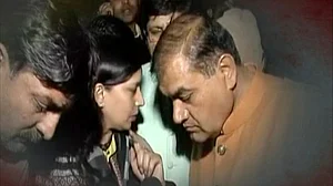 बवाना अग्निकांड: एमसीडी की करतूत पर पर्दा डालते कैमरे पर पकड़ी गईं बीजेपी मेयर