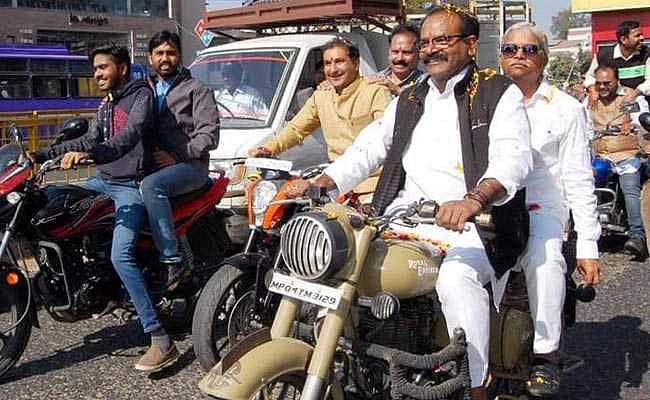 बिना हेलमेट के बाइक चला रहे बीजेपी सांसद की तस्वीर वायरल, ट्रैफिक नियम तोड़ने पर भरना पड़ा जुर्माना  