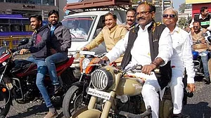 बिना हेलमेट के बाइक चला रहे बीजेपी सांसद की तस्वीर वायरल, ट्रैफिक नियम तोड़ने पर भरना पड़ा जुर्माना