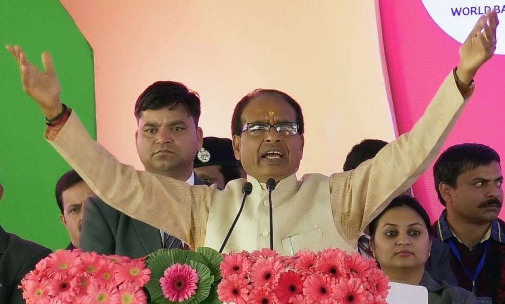 शिव’राज’ में बेटी की शादी के लिए जमीन गिरवी रखने को मजबूर हुए बाप ने शादी के कार्ड पर छपवाया, ‘हमारी भूल-कमल का फूल’