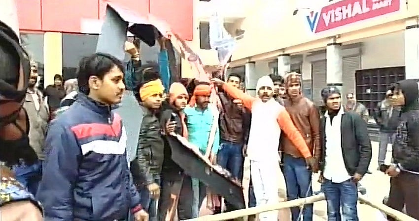 सुप्रीम कोर्ट के आदेश के  बावजूद ‘पद्मावत’ पर करणी सेना के तेवर कड़े, बिहार में सिनेमा हॉल में तोड़फोड़