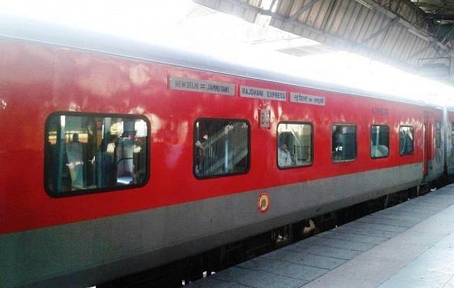 राजधानी एक्सप्रेस की हकीकत: रेलवे का खाना नहीं खाया तो सहना पड़ेगा दोयम दर्जे का व्यवहार 