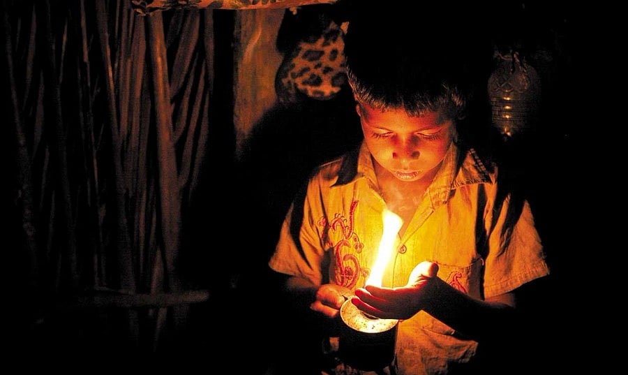 योगी सरकार में बिजली योजना की खुली पोल, 21वीं सदी में भी 2 गांव ढिबरी युग में रहने के लिए मजबूर