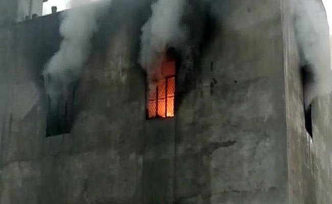 दिल्ली: पटाखों के गोदाम में भीषण आग ने ली 17 की जान, कई लोगों के फंसे होने की आशंका 