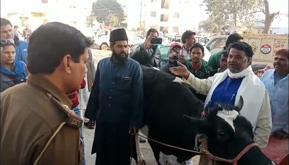 गोरक्षकों के आतंक से मेरठ के मुस्लिम पार्षद ने थाने में ले जाकर बांध दी गाय, कहा आप ही करो इसकी हिफाजत