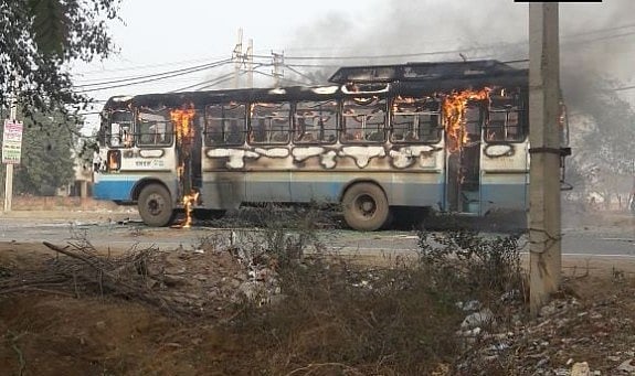राजस्थान: करणी सेना की चित्तौड़गढ़ इकाई के 3 नेता गिरफ्तार, देश में कई जगहों पर हिंसा और आगजनी