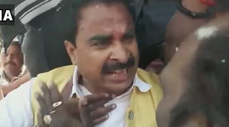 देखें वीडियो: एमपी में बीजेपी सासंद और विधायक के बीच चले लात-घूंसे, जमकर हुआ गाली-गलौज