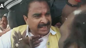 देखें वीडियो: एमपी में बीजेपी सासंद और विधायक के बीच चले लात-घूंसे, जमकर हुआ गाली-गलौज