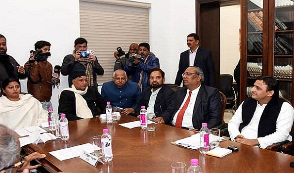 ईवीएम में धांधली के मुद्दे पर अखिलेश यादव ने बुलाई सर्वदलीय बैठक, ‘आप’ का दावा, गड़बड़ी से जीत रही है बीजेपी चुनाव