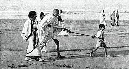 कई फिल्मों में गांधी की भूमिका निभा चुके सुरेंद्र राजन ने कहा, बापू को अप्रासंगिक करने की साजिश होगी नाकाम
