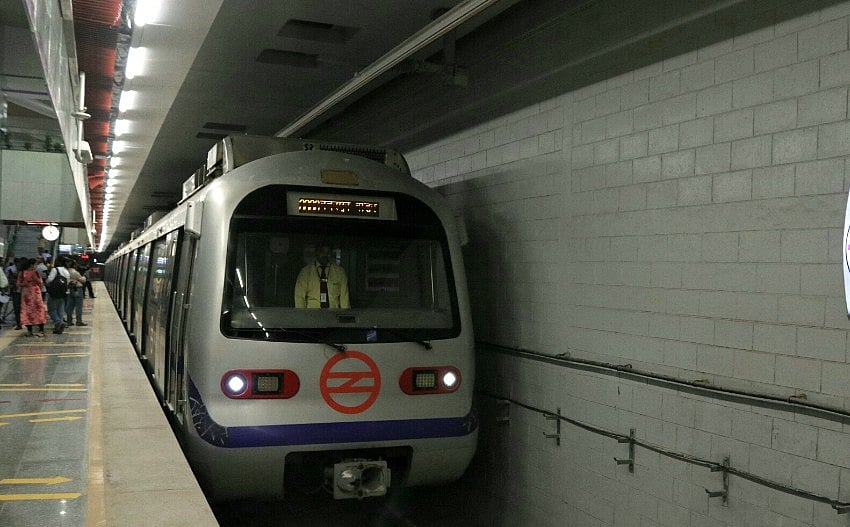 पत्नी के प्रेम संबंध से हताश 60 साल के बुजुर्ग ने दिल्ली मेट्रो के आगे कूदकर  जान दी 