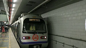 पत्नी के प्रेम संबंध से हताश 60 साल के बुजुर्ग ने दिल्ली मेट्रो के आगे कूदकर जान दी