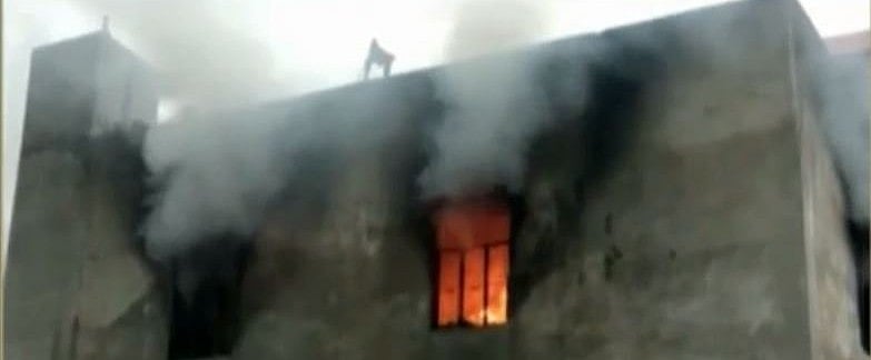बवाना अग्निकांड: मजदूरों के काम पर आने के बाद बाहर से गेट बंद करवा देता था फैक्टरी मालिक